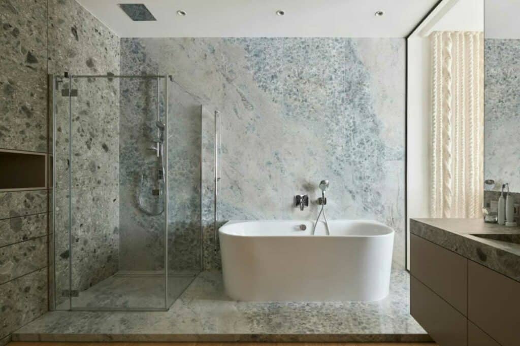 Douche à l’italienne ou baignoire : que choisir pour votre salle de bain ?