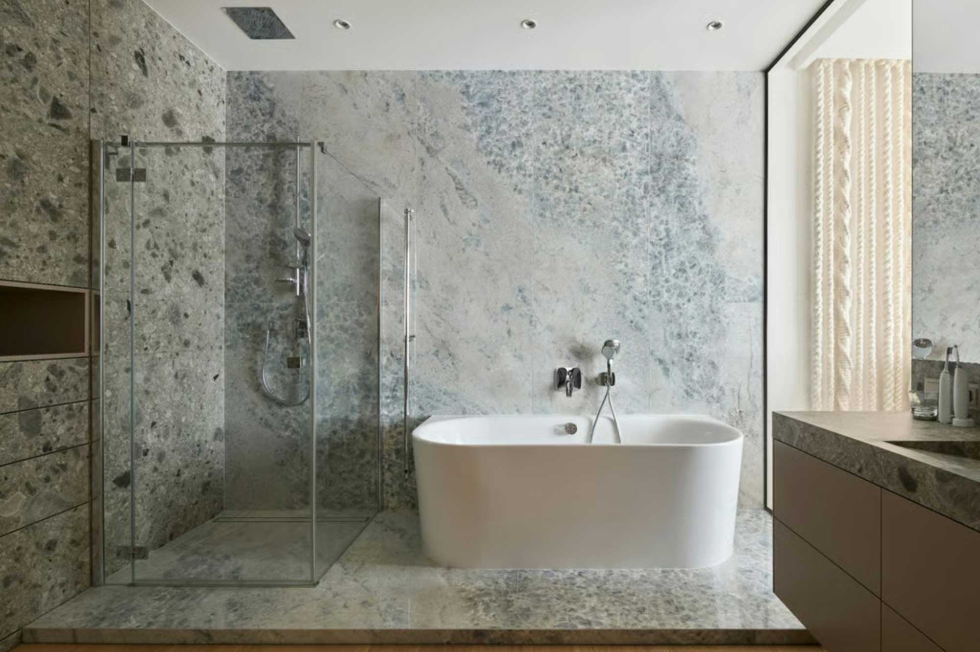 Douche à l’italienne ou baignoire : que choisir pour votre salle de bain ?